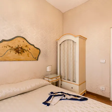 Palazzo Guardi Гостевой дом 4*