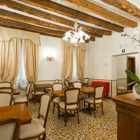 Palazzo Guardi Гостевой дом 4*