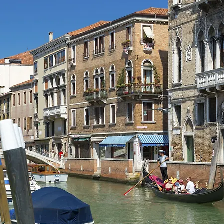 Palazzo Guardi Pensionat 4*